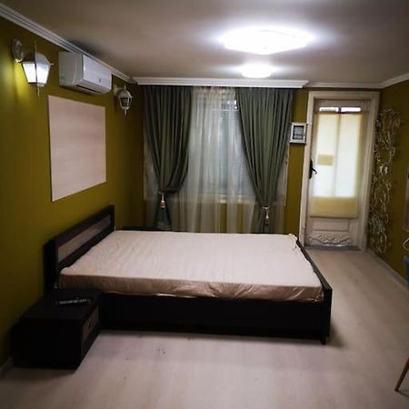 Студиото Е Партер От Жилищна Сграда. Топ Център. Apartamento Varna Exterior foto