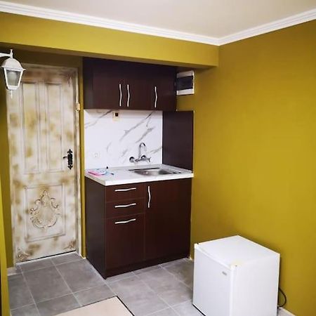 Студиото Е Партер От Жилищна Сграда. Топ Център. Apartamento Varna Exterior foto