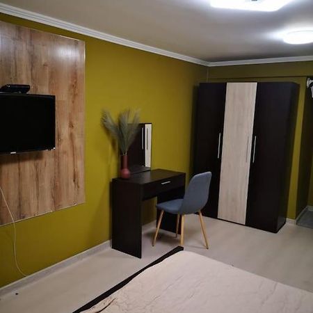 Студиото Е Партер От Жилищна Сграда. Топ Център. Apartamento Varna Exterior foto
