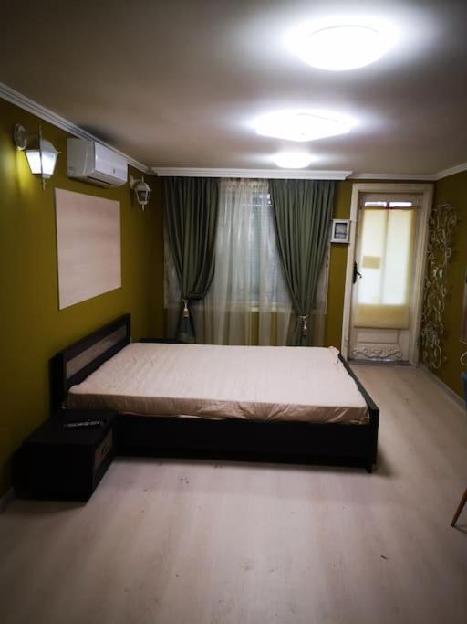 Студиото Е Партер От Жилищна Сграда. Топ Център. Apartamento Varna Exterior foto