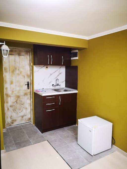 Студиото Е Партер От Жилищна Сграда. Топ Център. Apartamento Varna Exterior foto