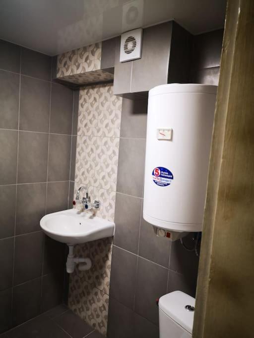 Студиото Е Партер От Жилищна Сграда. Топ Център. Apartamento Varna Exterior foto