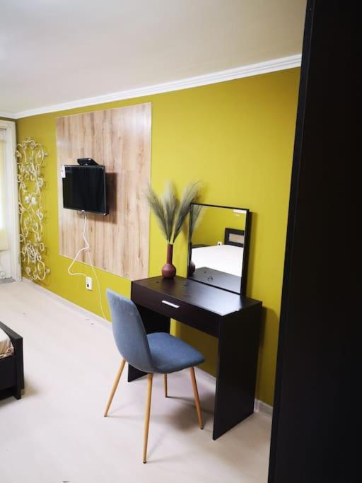 Студиото Е Партер От Жилищна Сграда. Топ Център. Apartamento Varna Exterior foto
